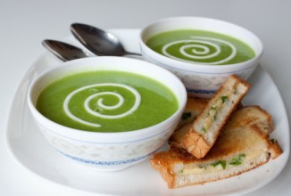 Суп-пюре из зеленого горошка с творожно-луковой гренки