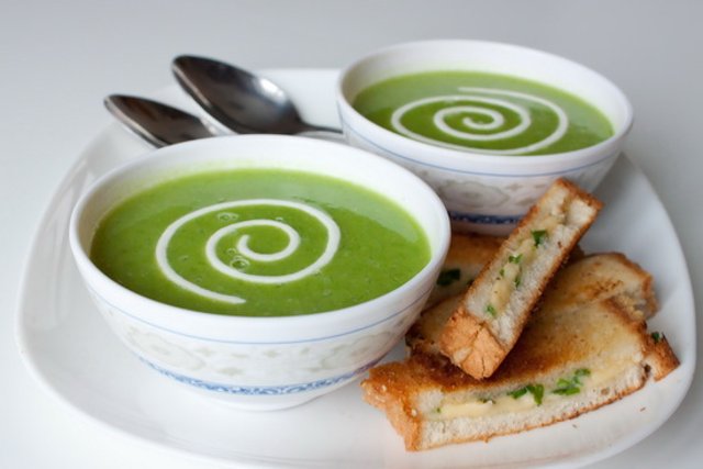 Суп-пюре из зеленого горошка с творожно-луковой гренки