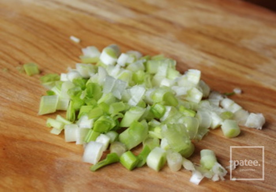 Суп-пюре из зеленого горошка с творожно-луковой гренки - Шаг 1