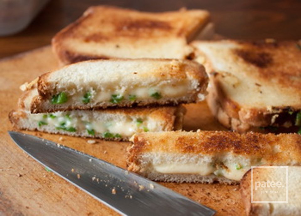 Суп-пюре из зеленого горошка с творожно-луковой гренки - Шаг 4