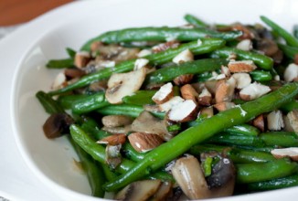 Теплый салат из зеленой фасоли и шампиньонов