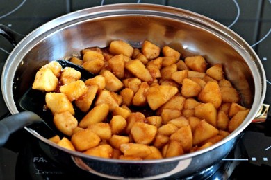 Карамельные блинчики с яблоками - приготовление