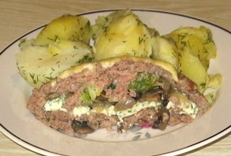 Мясной рулет с брокколи и грибами