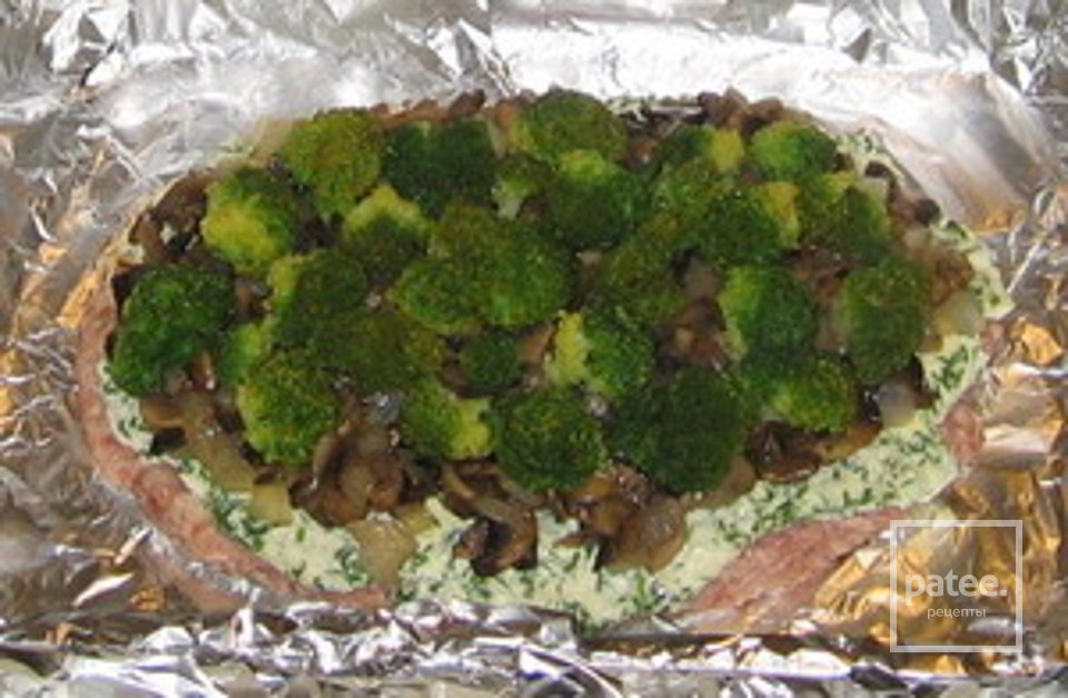 Мясной рулет с брокколи и грибами - Шаг 4