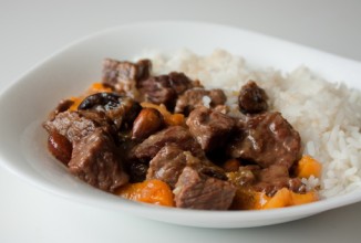 Жаркое из говядины с сухофруктами и миндалем