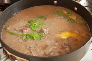 Жаркое из говядины с сухофруктами и миндалем - приготовление