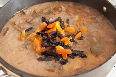 Жаркое из говядины с сухофруктами и миндалем - приготовление