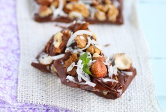 Шоколад с кокосом и орехами