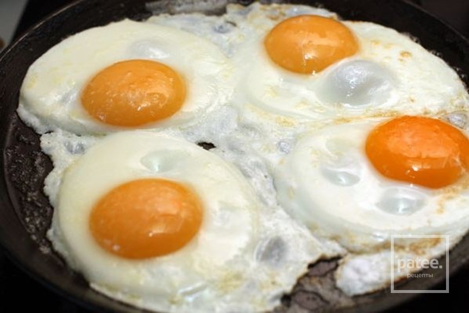 Тосты с яйцом на завтрак - Шаг 1