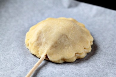 Пирожок с яблоком на палочке - приготовление