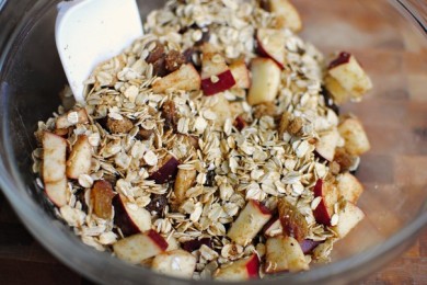 Запеченные хлопья с яблоком и корицей - приготовление