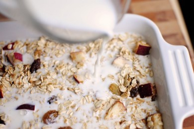 Запеченные хлопья с яблоком и корицей - приготовление