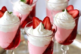 Клубничное парфе со сливками