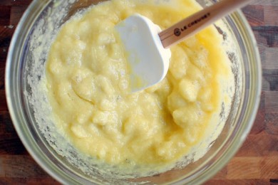 Банановые пончики с грецкими орехами на завтрак - приготовление