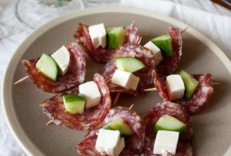 Канапе из салями с фетой и огурцом