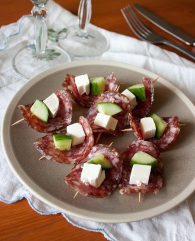 Канапе из салями с фетой и огурцом - Шаг 4