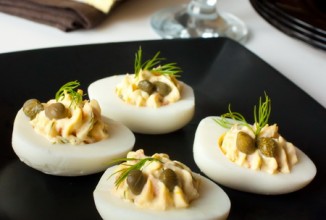 Фаршированные яйца с копченым лососем