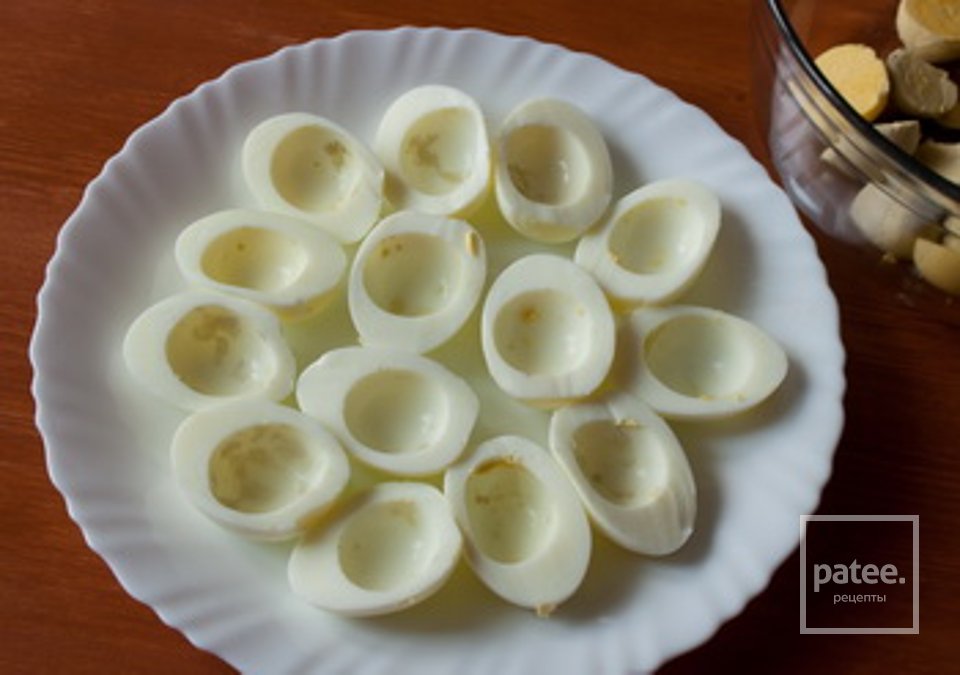 Фаршированные яйца с копченым лососем - Шаг 1