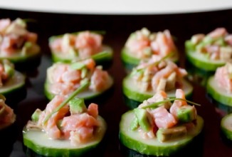 Тартар из лосося и авокадо на огурцах