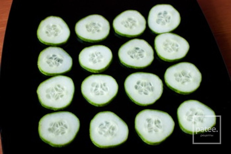 Тартар из лосося и авокадо на огурцах - Шаг 1