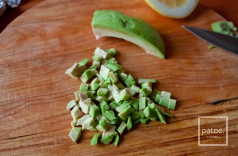 Тартар из лосося и авокадо на огурцах - Шаг 3