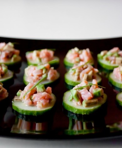 Тартар из лосося и авокадо на огурцах - Шаг 4