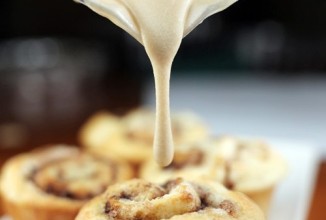 Булочки с корицей и соусом