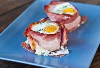 Яйцо в беконной корзинке