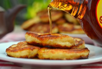 Дрожжевые оладьи с яблоками