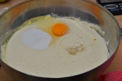 Дрожжевые оладьи с яблоками - приготовление