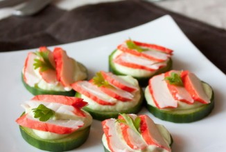 Закуска из крабовых палочек на огурцах