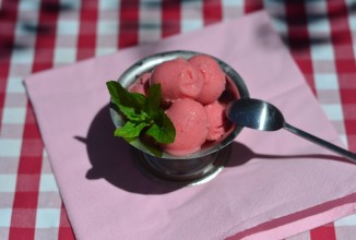 Клубничное мороженое