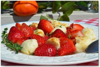 Салат из клубники и моцареллы