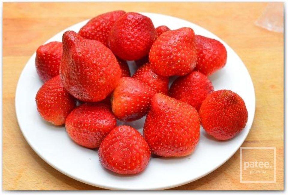 Салат из клубники и моцареллы - Шаг 1