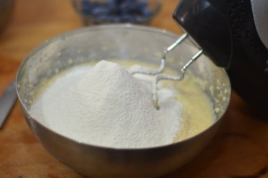 Творожный кекс с голубикой - приготовление