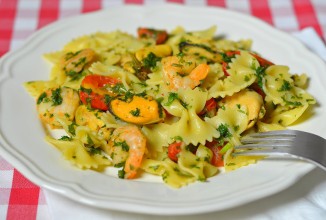 Паста с мидиями и креветками