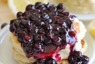 Лимонные блины с рикоттой с черничным соусом