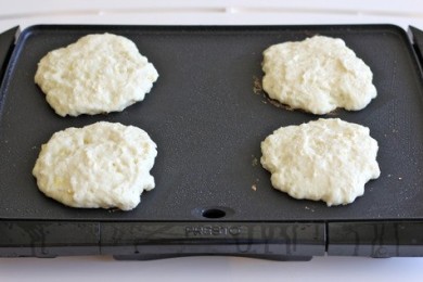 Лимонные блины с рикоттой с черничным соусом - приготовление