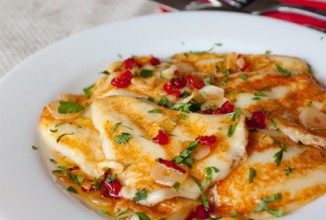 Жареный сулугуни с острым перцем и чесноком