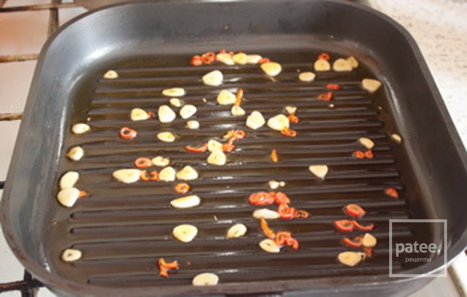 Жареный сулугуни с острым перцем и чесноком - Шаг 3