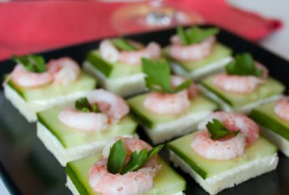 Канапе из креветок и огурца на тостах