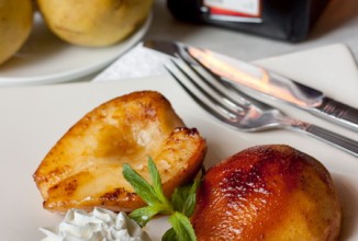 Фламбированные груши с апельсиновым ликером