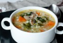 Куриный суп с грибами, шпинатом и перловкой
