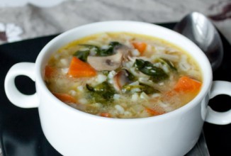 Куриный суп с грибами, шпинатом и перловкой