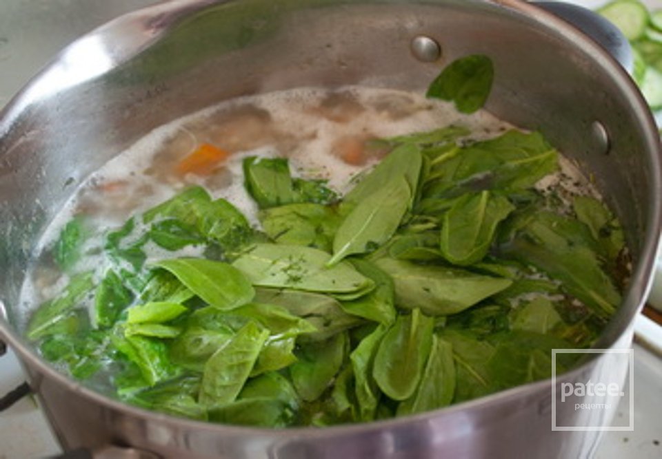 Куриный суп с грибами, шпинатом и перловкой - Шаг 4