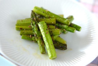 Зеленая спаржа с тмином