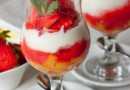 Клубнично-персиковый десерт со сливочным кремом