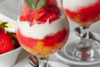 Клубнично-персиковый десерт со сливочным кремом