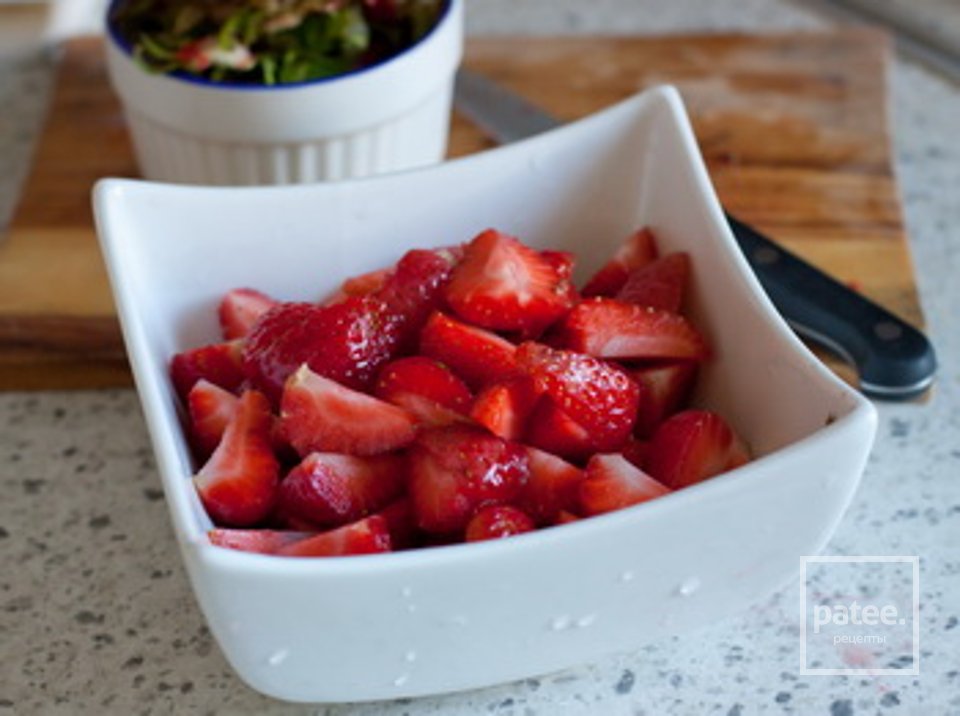 Клубнично-персиковый десерт со сливочным кремом - Шаг 1