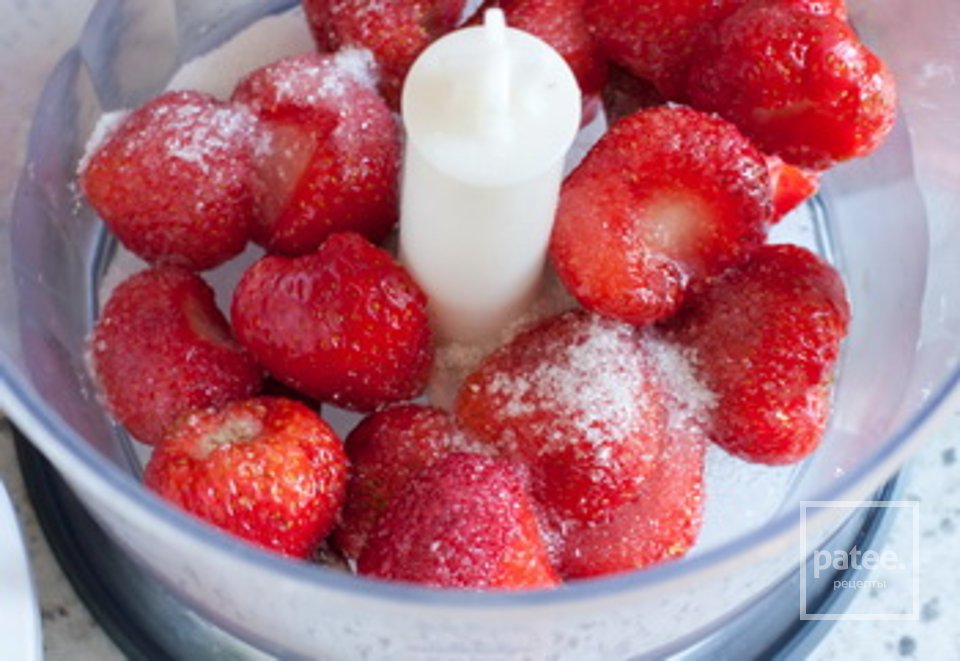 Клубнично-персиковый десерт со сливочным кремом - Шаг 2